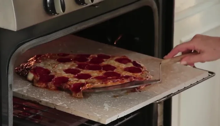 Show the results of baking pizzas on different tile types.