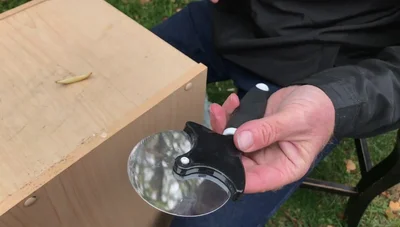Utilize the 90-degree corner of the sharpener to adapt to the curved blade.