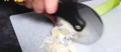 Slice pak choi and chili pepper.