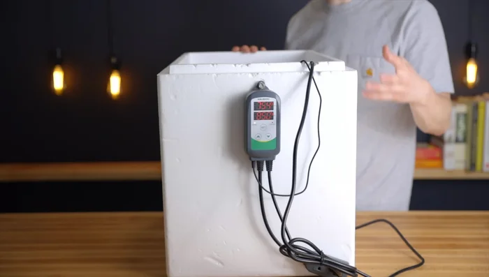 Close the cooler lid to maintain the set temperature.