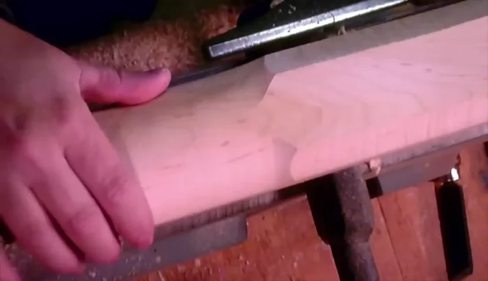 Refine the cylinder, making it perfectly round and smooth. Sand up to 320 grit.