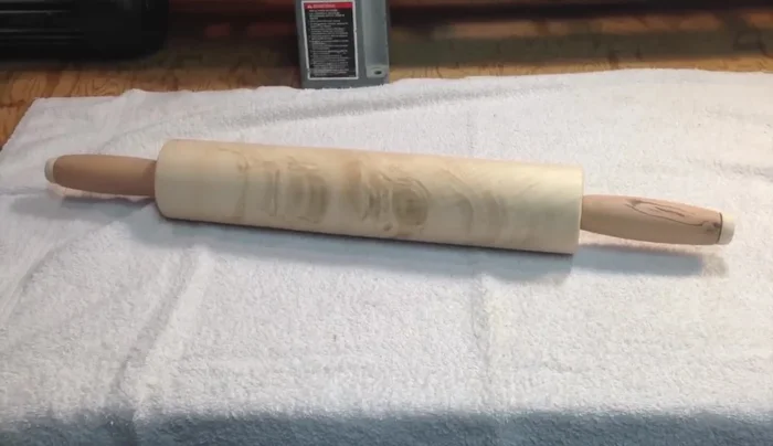 Finish the rolling pin. Apply mineral oil as a finish.