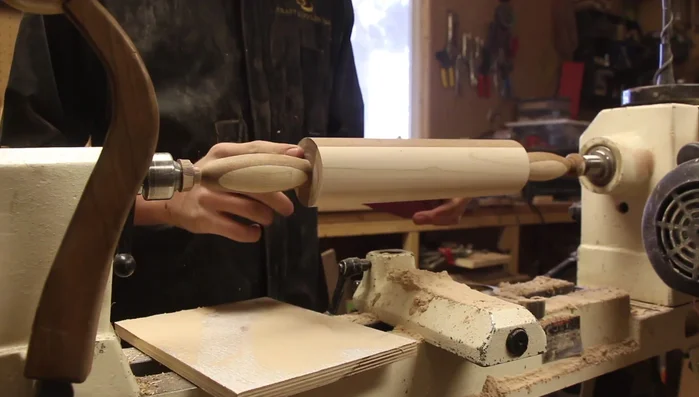 Round the corners using a small bowl gouge.