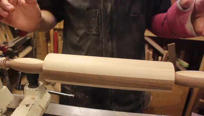 Reduce the ends of the rolling pin as thinly as possible without breaking off the lathe, then cut them off with a handsaw and sand them smooth.