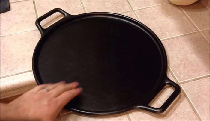 Remove the hot pan, wipe with bacon grease.