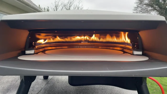 Rotating pizza oven with U-shaped burner