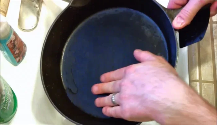 Feel the pan's surface with your fingers to ensure everything is smooth and clean.