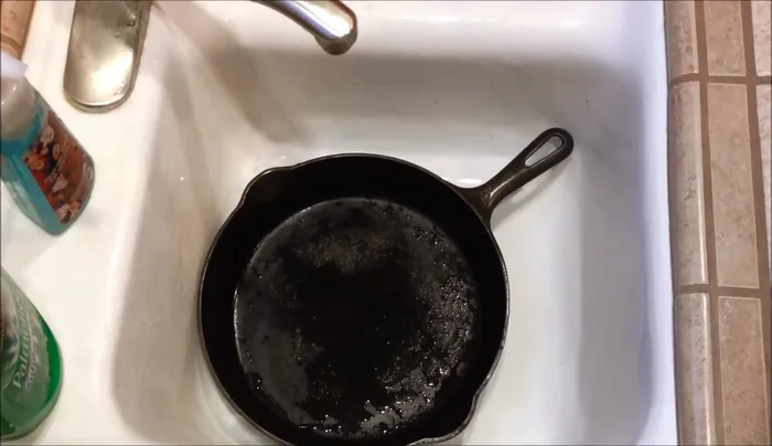 Feel the pan's surface with your fingers to ensure everything is smooth and clean.