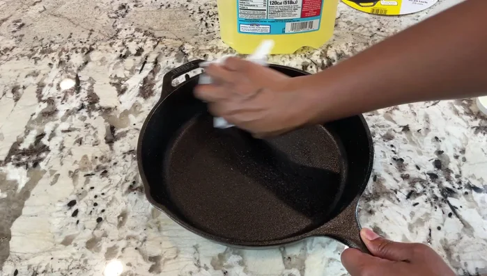Oiling a cast iron skillet