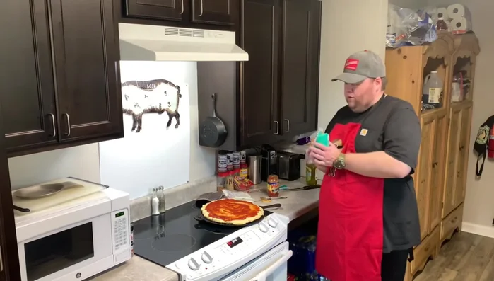 Adding pizza toppings to crust