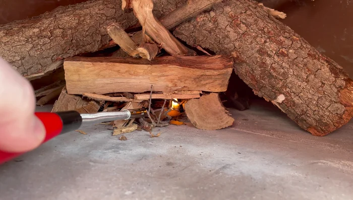 The oven is ready when the black ring around the bottom disappears and the dome reaches the target temperature. The floor may take longer to heat up evenly.