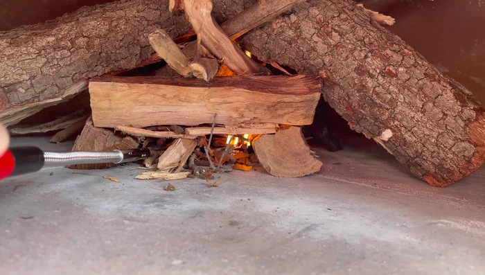 The oven is ready when the black ring around the bottom disappears and the dome reaches the target temperature. The floor may take longer to heat up evenly.