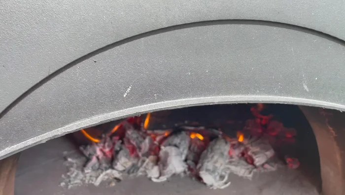 The oven is ready when the black ring around the bottom disappears and the dome reaches the target temperature. The floor may take longer to heat up evenly.