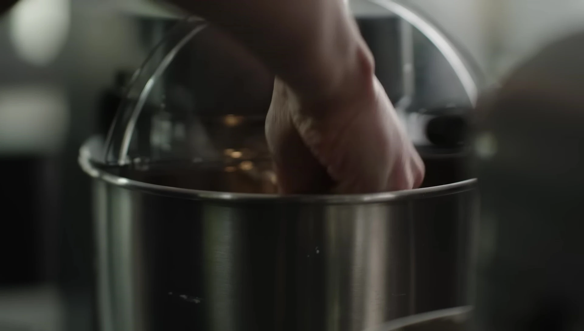 Testing the elasticity of the dough in the spiral mixer