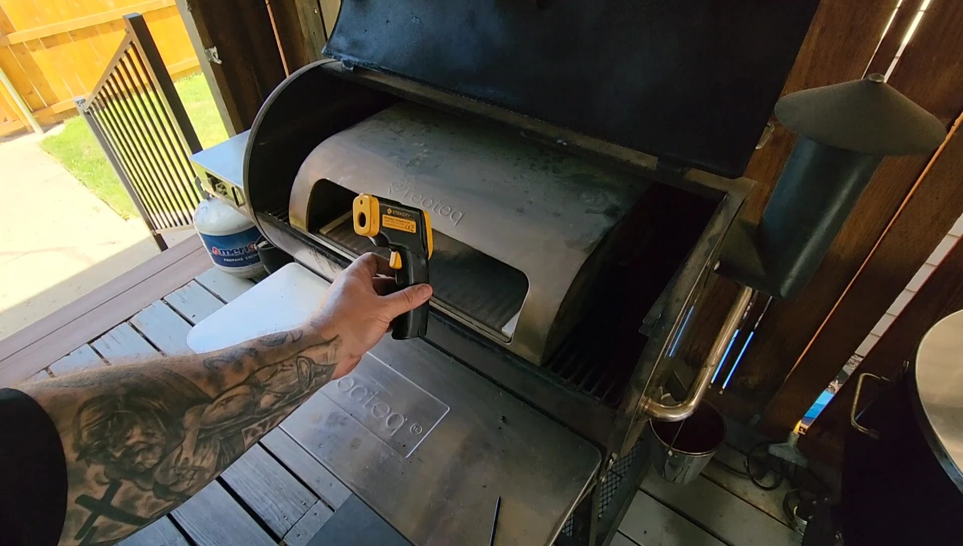 Using a thermal reader to monitor the pizza stone temperature