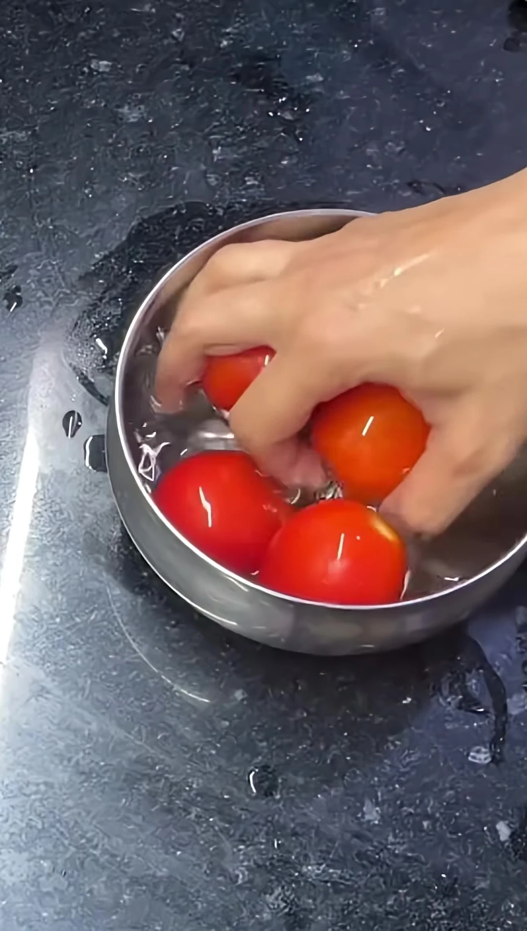 Thoroughly rinsing tomatoes