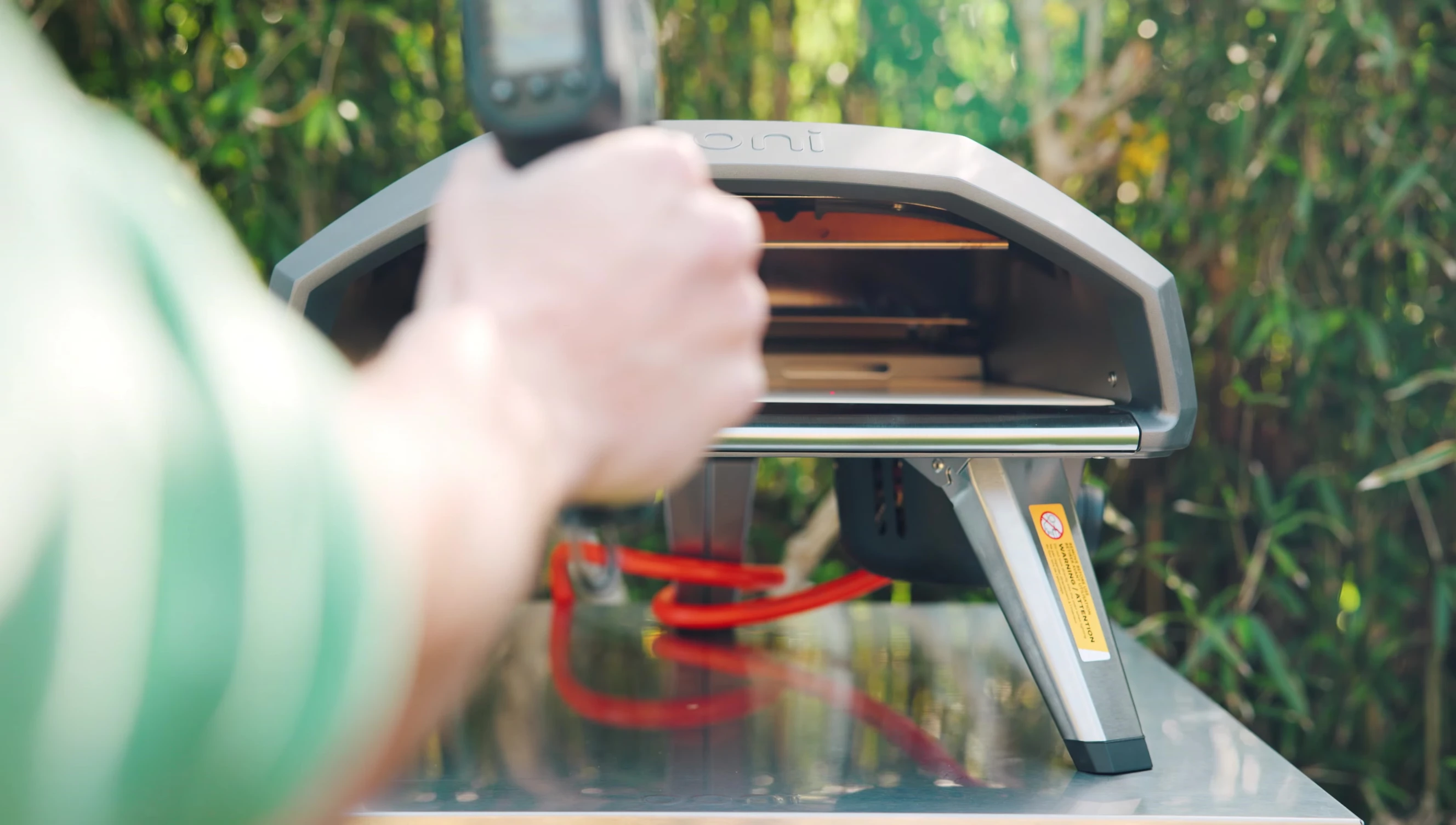 The reviewer using an infrared thermometer to demonstrate even heat distribution.
