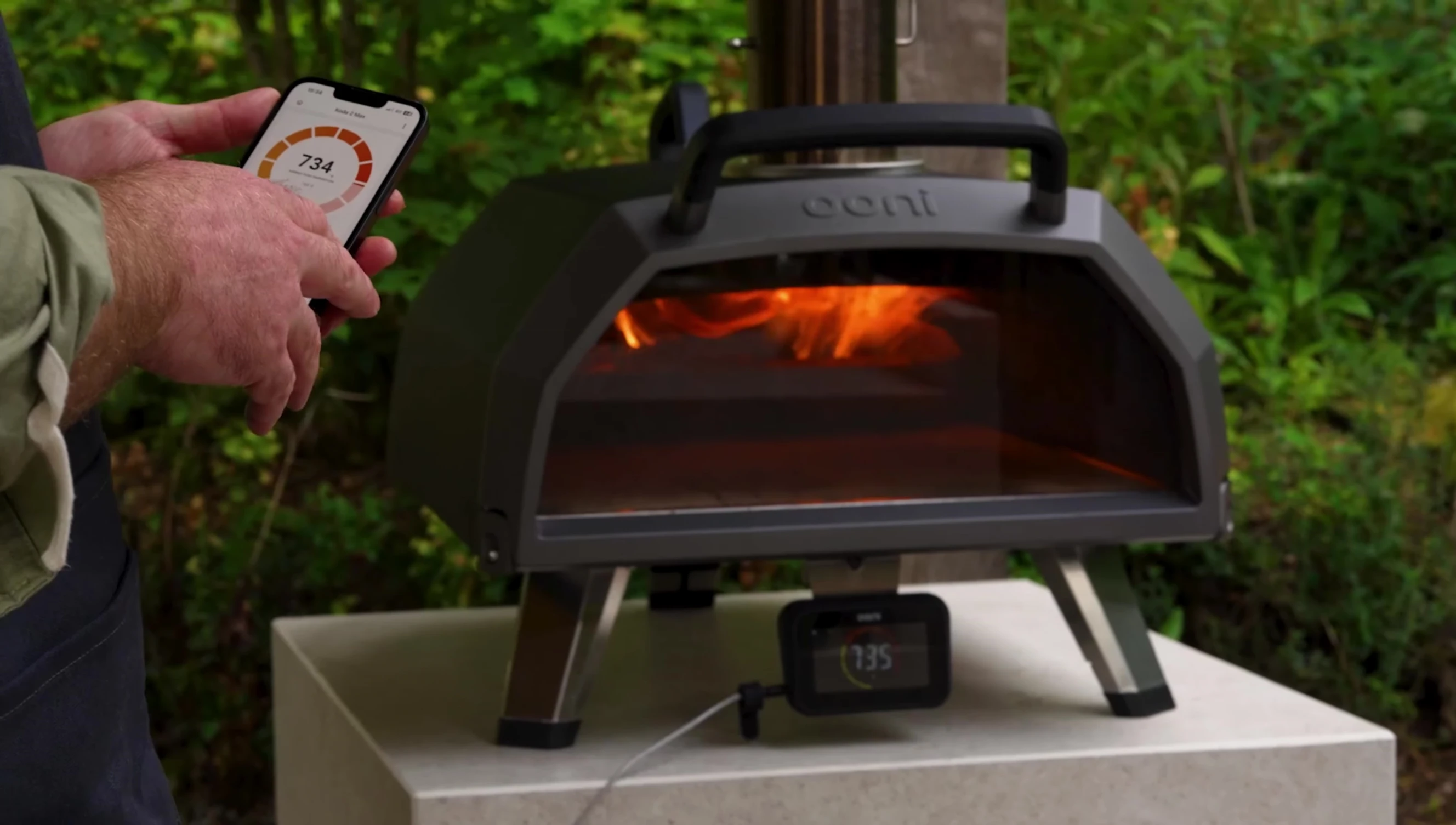 Image of the smartphone app showcasing its control over the oven's temperature.