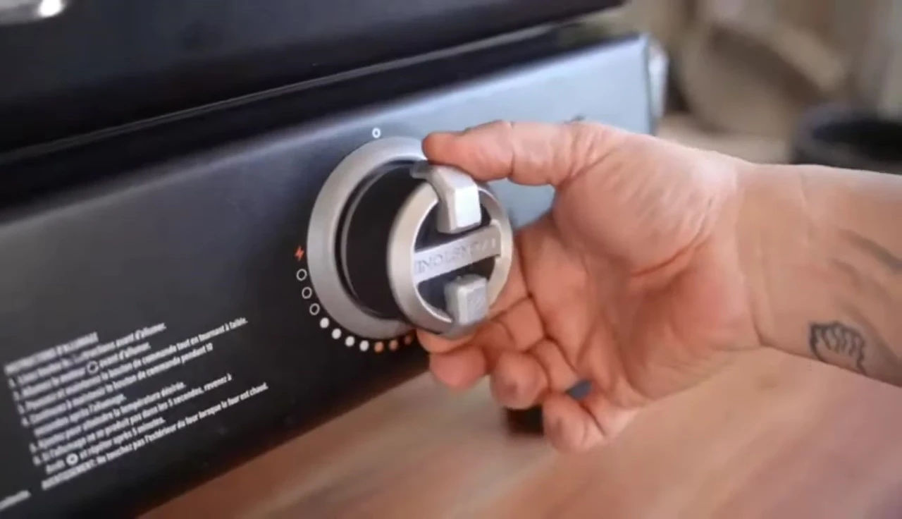 The Blackstone 6825's rotating stone and burners