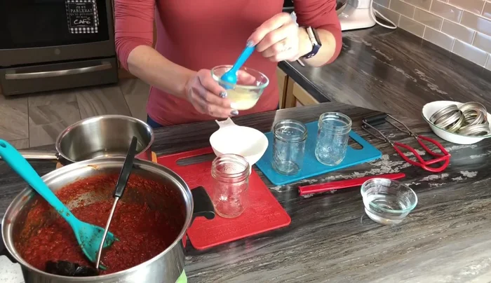 Add Lemon Juice: Add ½ tablespoon of bottled lemon juice to each half-pint jar.