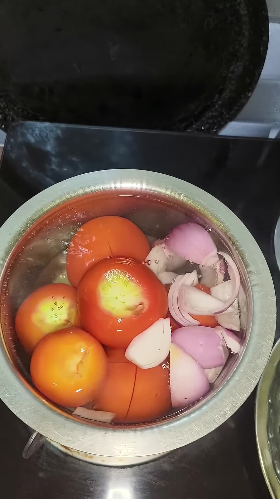 The ingredients used for the pizza sauce, emphasizing freshness.