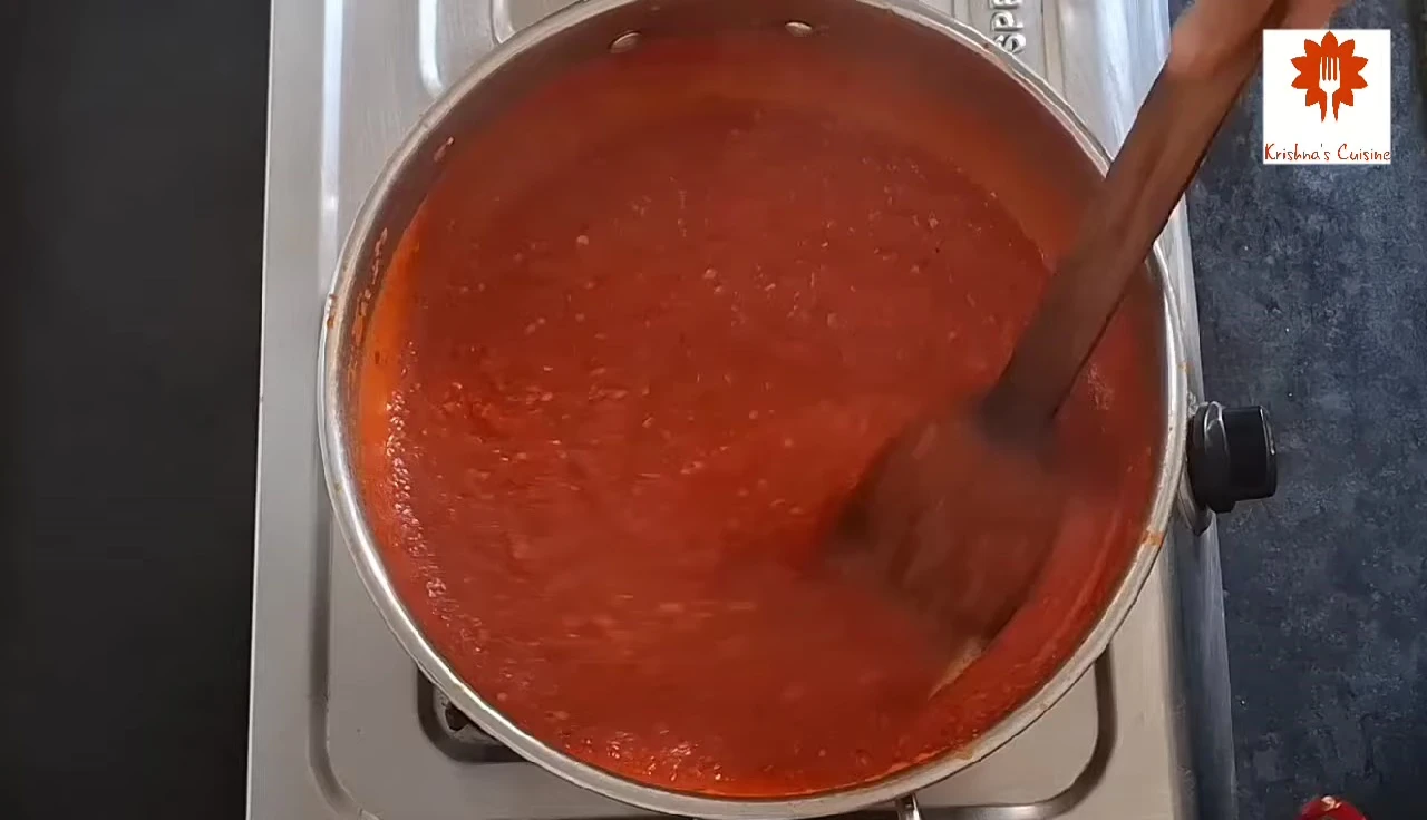 Thickened pizza sauce with basil leaves